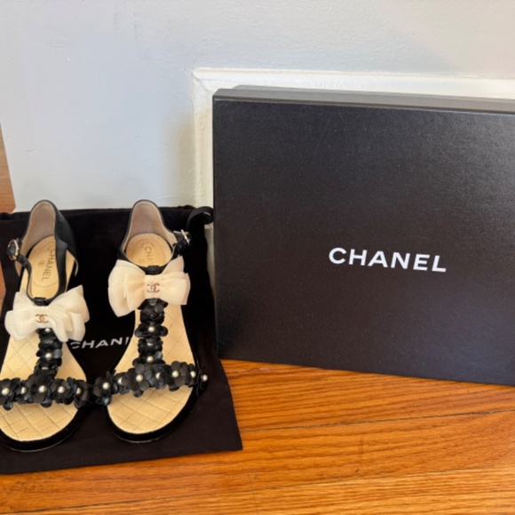 Authentic Chanel Black Leather Heels with Silk White Bow - Size 37 - Picture 3 of 6